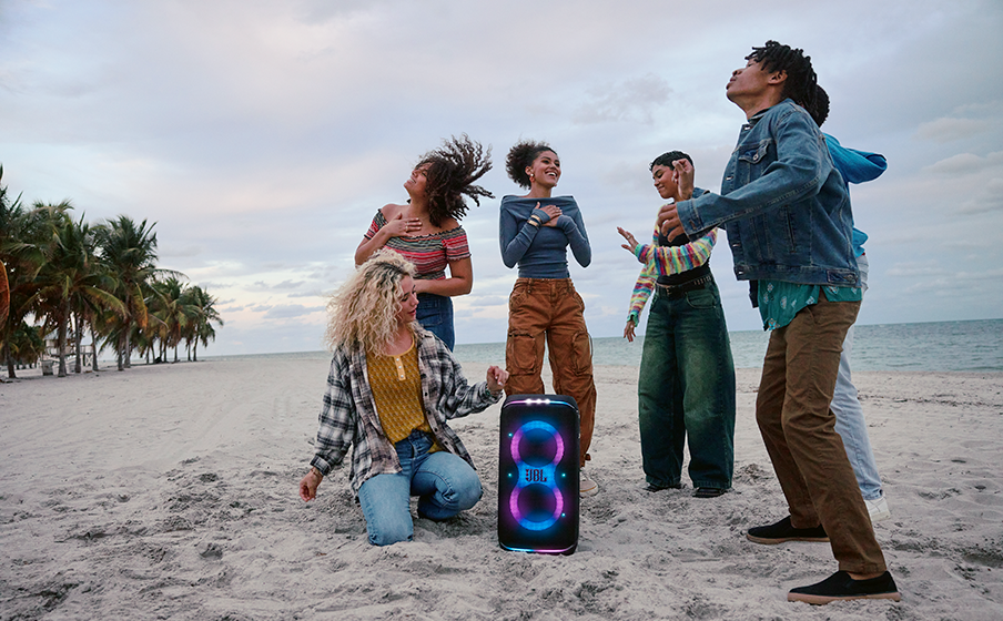 JBL PartyBox Club 120 en una fiesta al aire libre