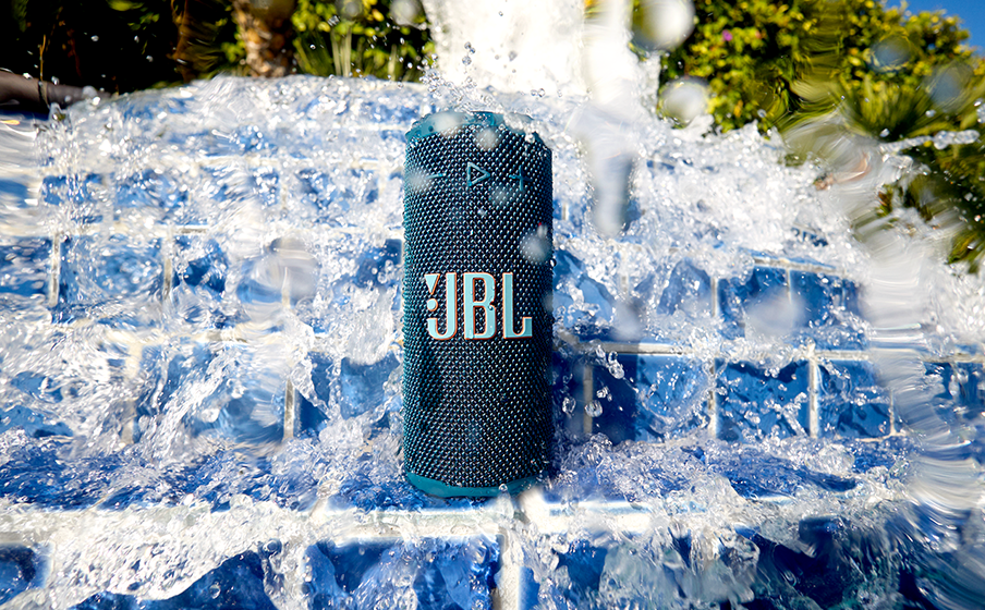 JBL Grip en uso cerca del agua