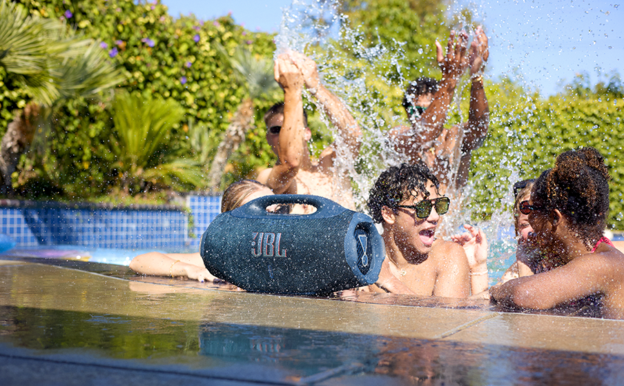 JBL Boombox 4 resistente al agua en piscina