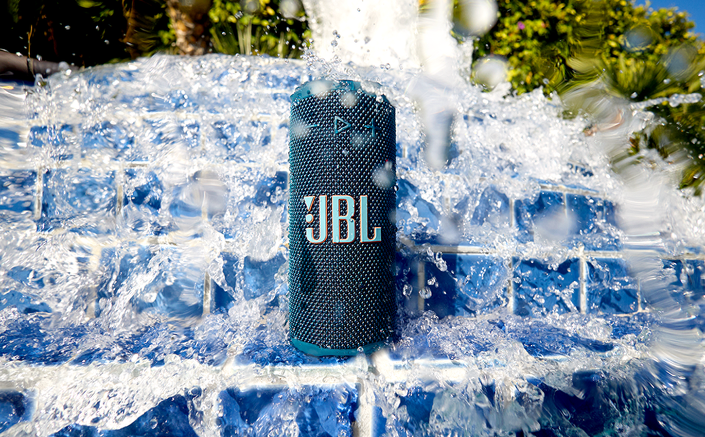 JBL Grip en uso cerca del agua