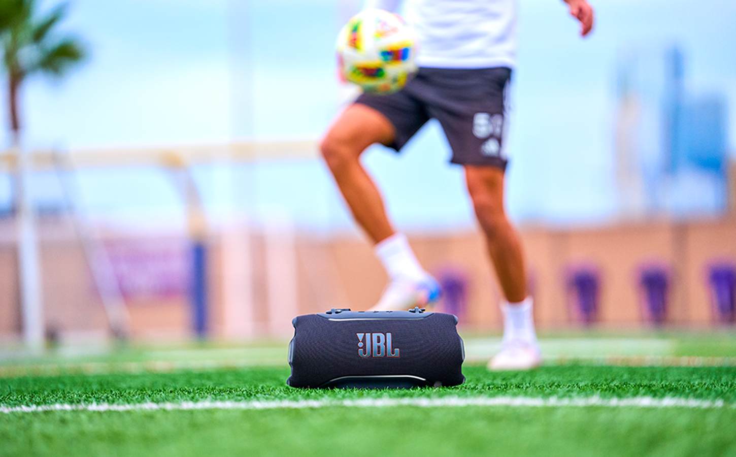 JBL Xtreme 5 negro reproduciendo música en exteriores