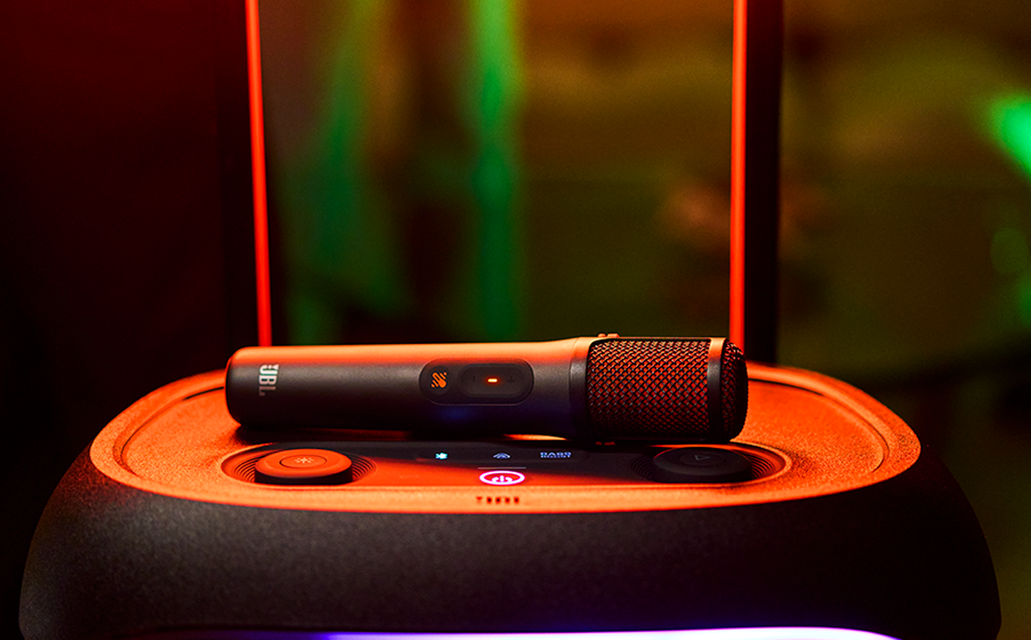 JBL EasySing Mics sobre un parlante PartyBox