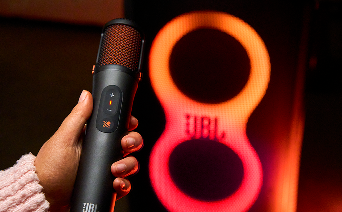 Micrófono JBL EasySing Mics en uso con un PartyBox