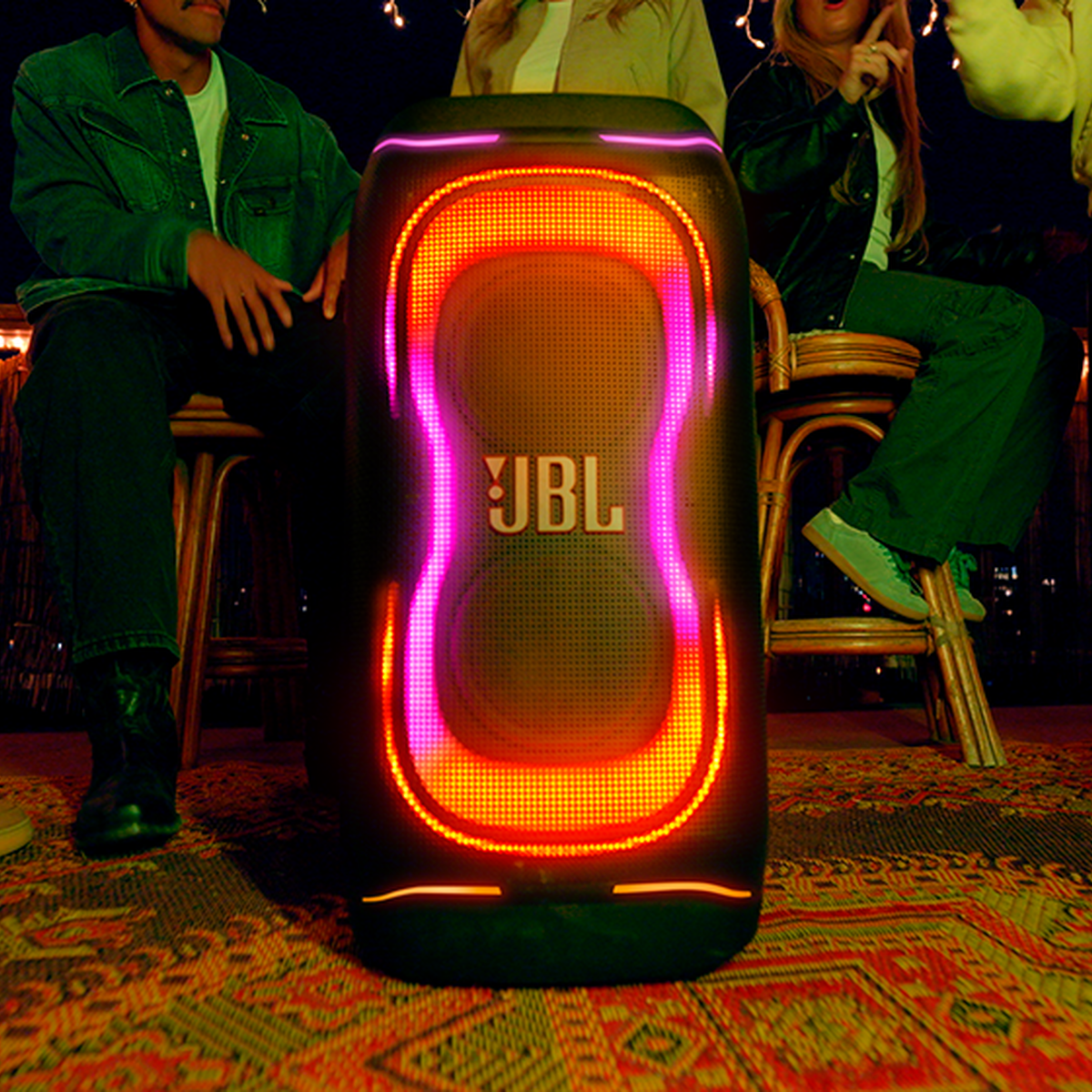 JBL PartyBox 330 animando una fiesta