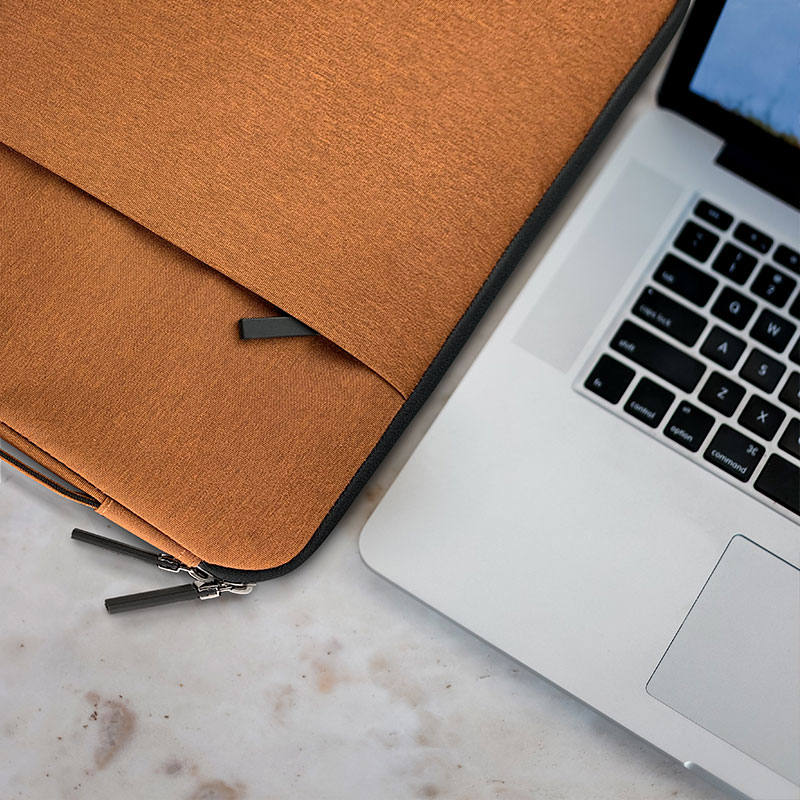 Funda Klip Xtreme SquarePro en un espacio de trabajo; referencia de uso en color café