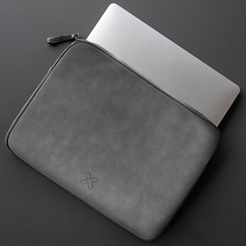 Colocación referencial de un notebook en la funda Klip Xtreme SquareShield gris; producto publicado KNS-220BL azul