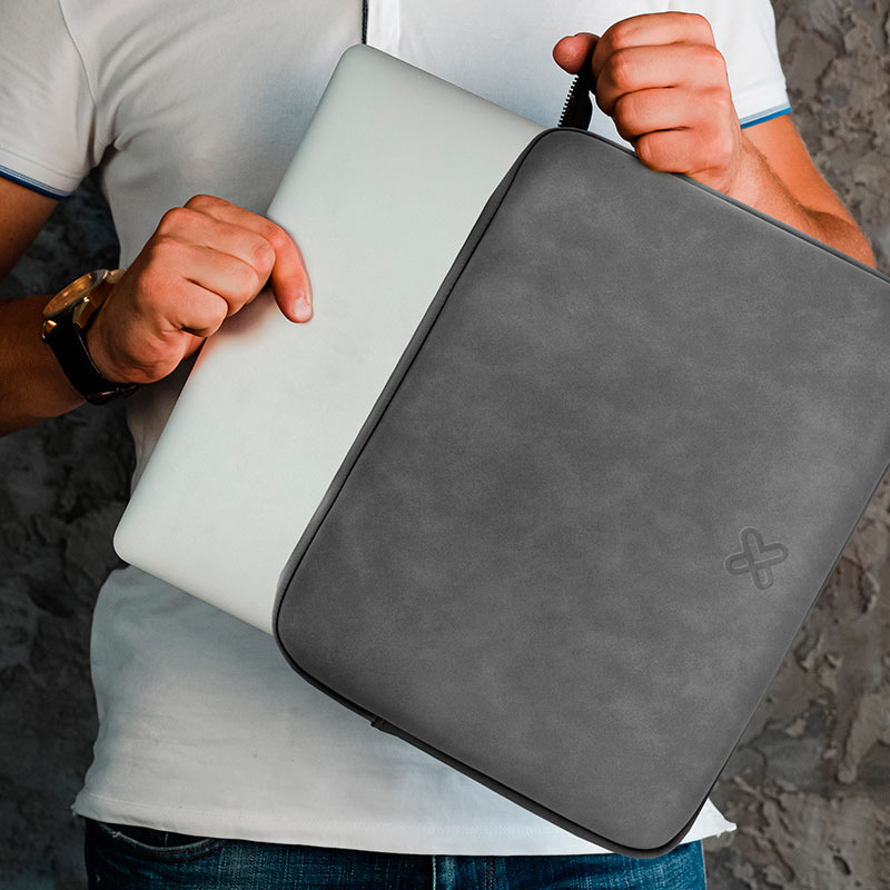 Transporte referencial de la funda Klip Xtreme SquareShield en color gris; producto publicado KNS-220BL azul