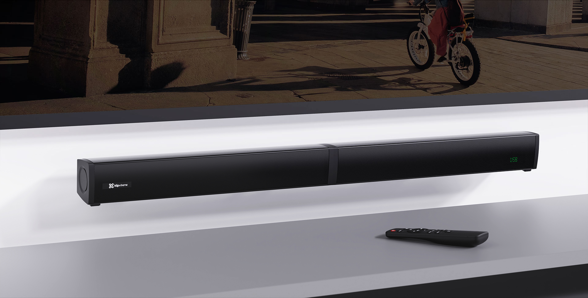 Barra de sonido Klip Xtreme BoomBar Air instalada bajo un televisor