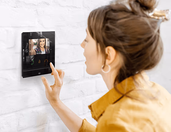 Uso residencial del monitor videoportero 2N Indoor Compact 01935-001 instalado en pared