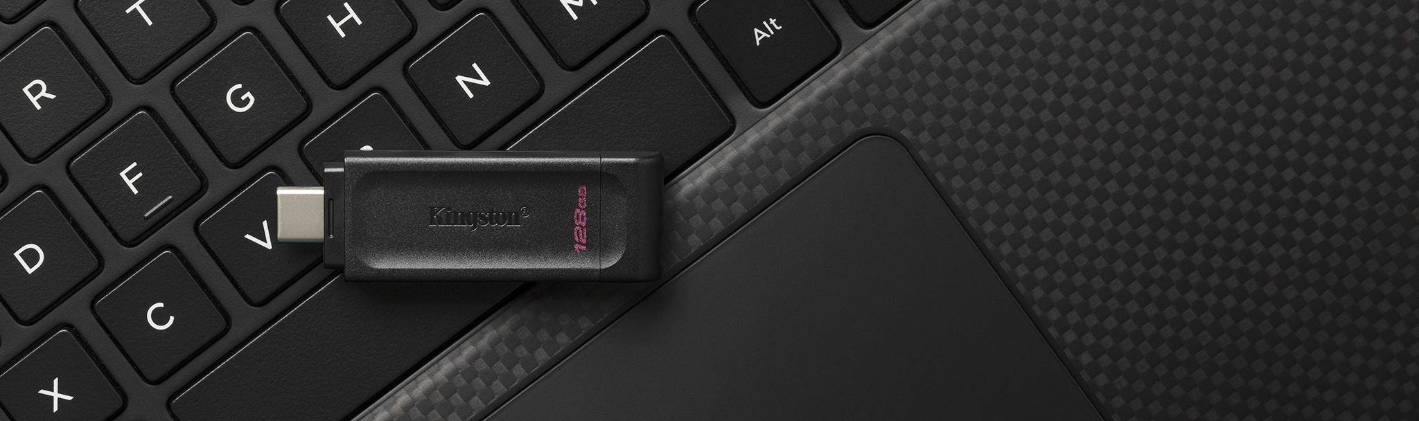 Kingston DataTraveler 70 en escenario de uso portátil