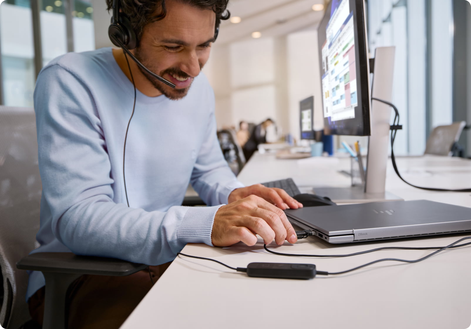 HP Poly Mission 425 en uso profesional con notebook