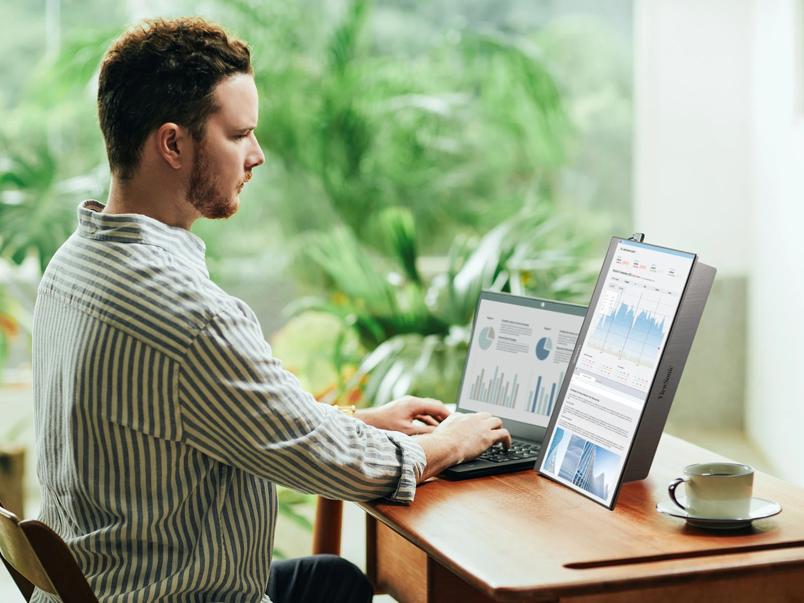 ViewSonic TD1655 lifestyle en orientación vertical junto a notebook
