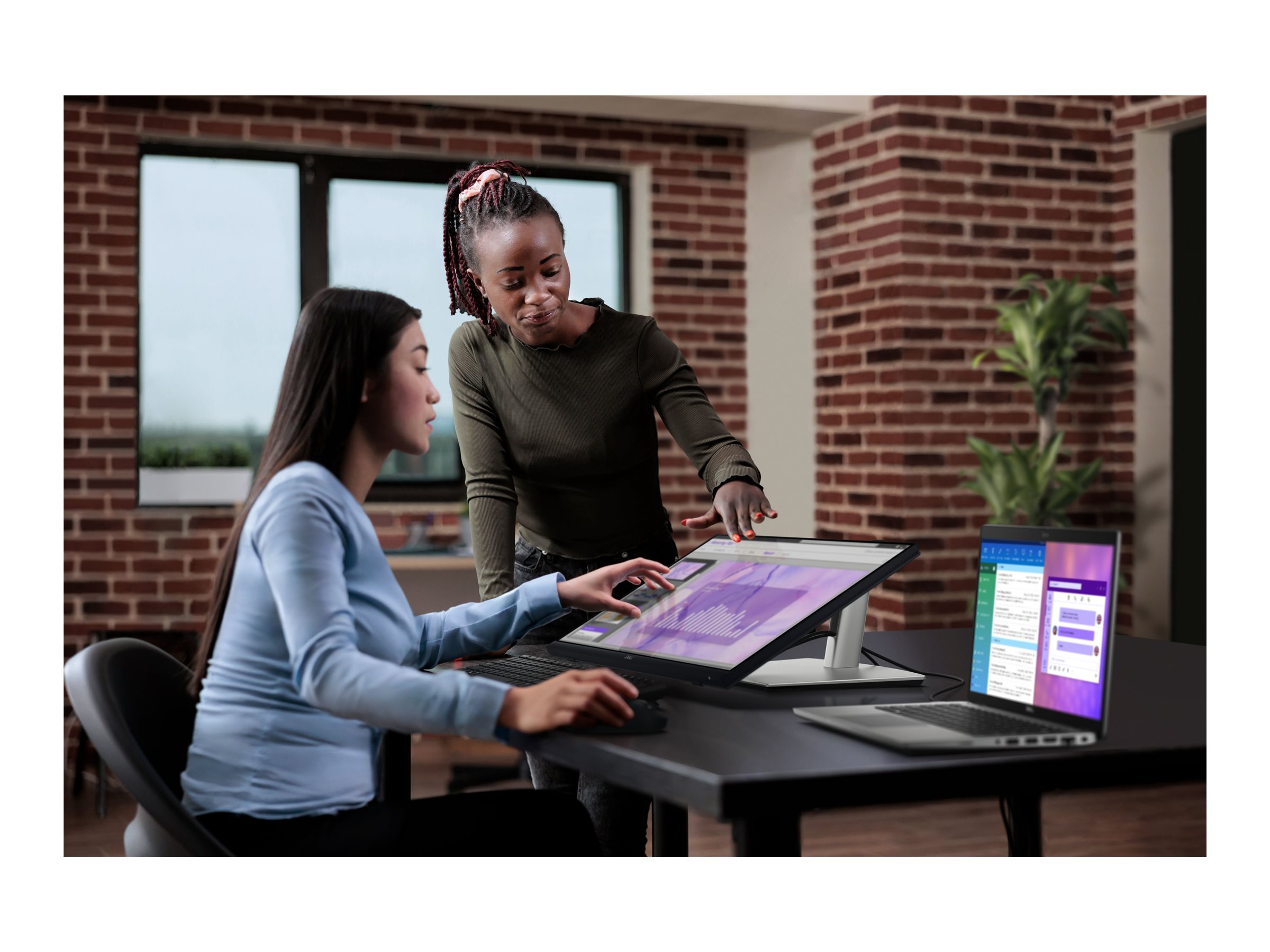 Dell P2424HT en entorno de uso y posición articulada