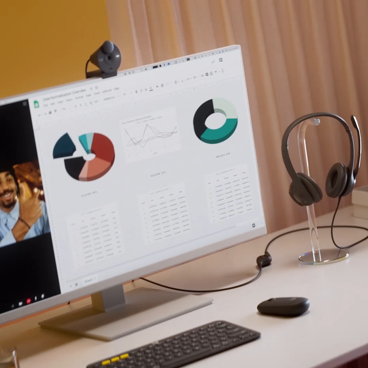 Logitech H390 negro en uso en espacio de trabajo