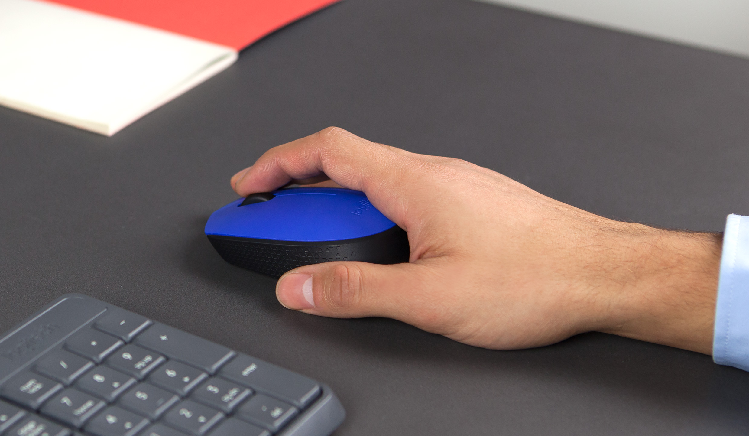 Logitech M170 en uso, imagen referencial oficial