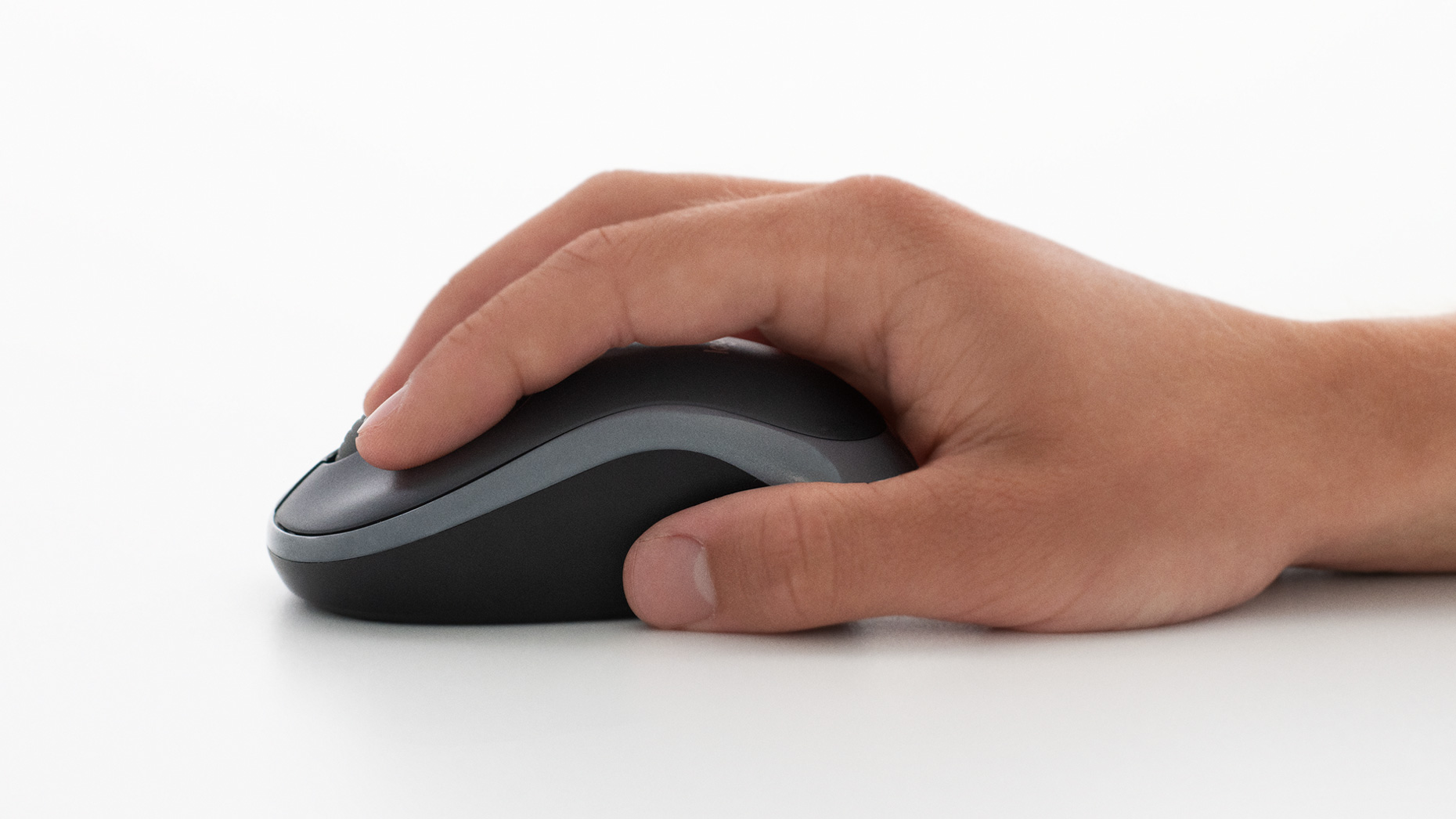 Logitech M185 en uso, imagen referencial oficial