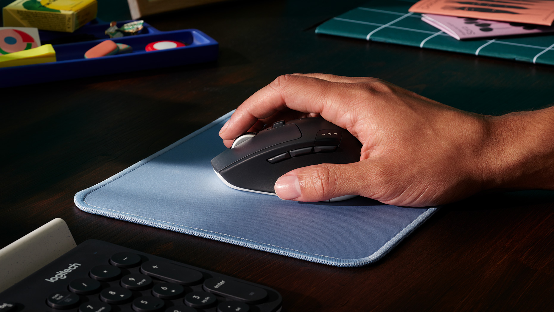 Logitech M720 Triathlon en uso sobre escritorio