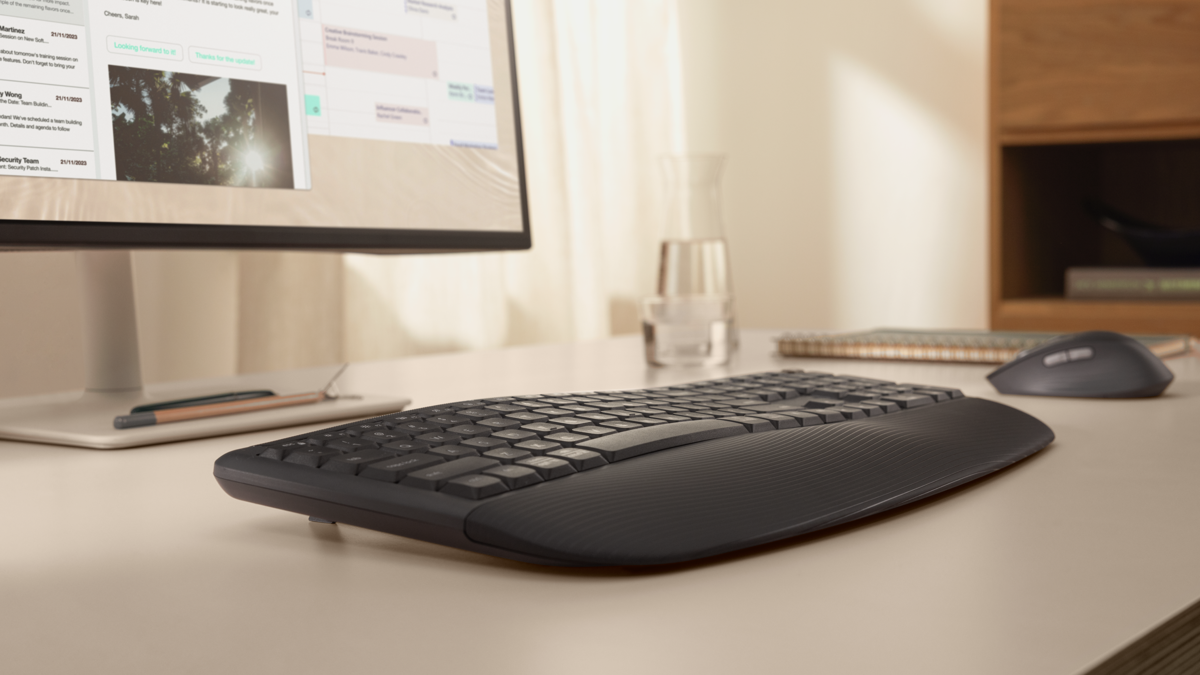 Logitech MK880 Grafito en escritorio