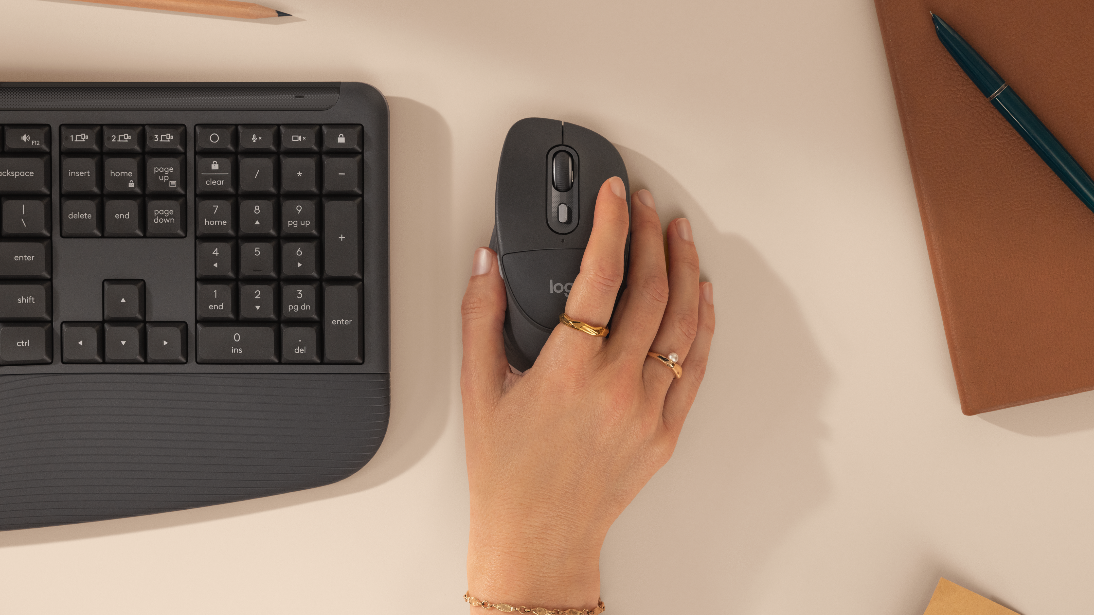 Mouse Logitech M850 L del Combo MK880 en uso