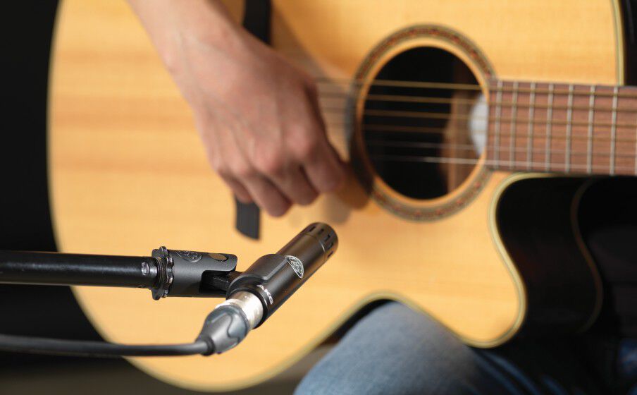 AKG C151 capturando guitarra acústica