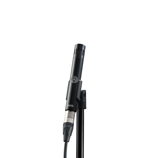 AKG C151 montado con clip y cable XLR