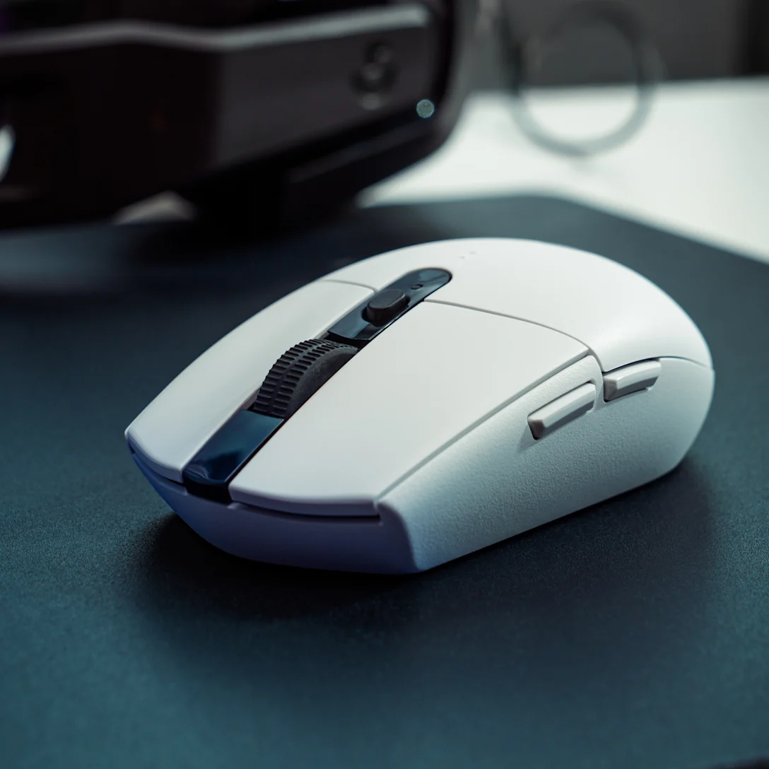 Logitech G305 LIGHTSPEED Blanco en uso