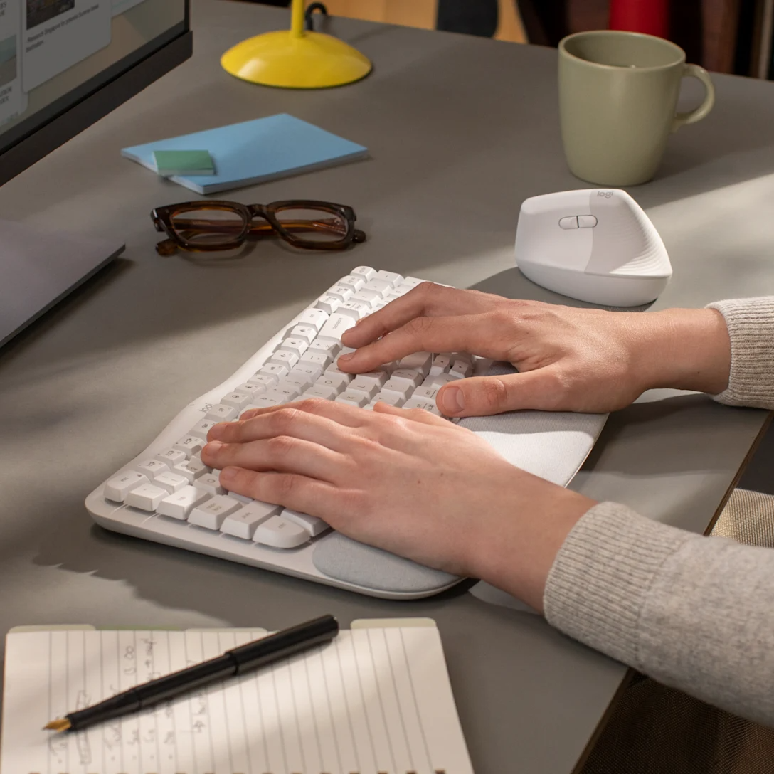 Persona utilizando Logitech Wave Keys Blanco Crudo