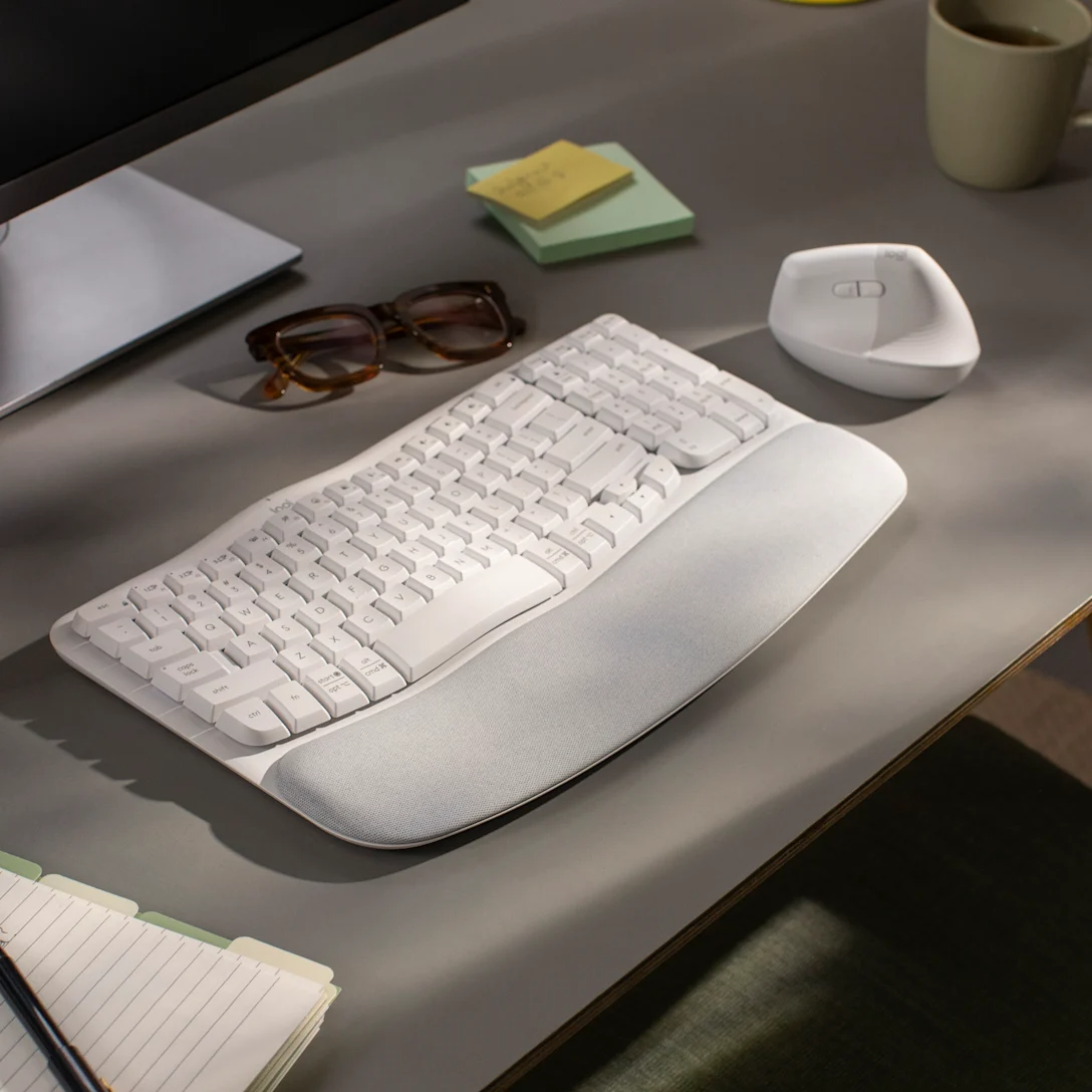 Logitech Wave Keys Blanco Crudo en ambiente de trabajo