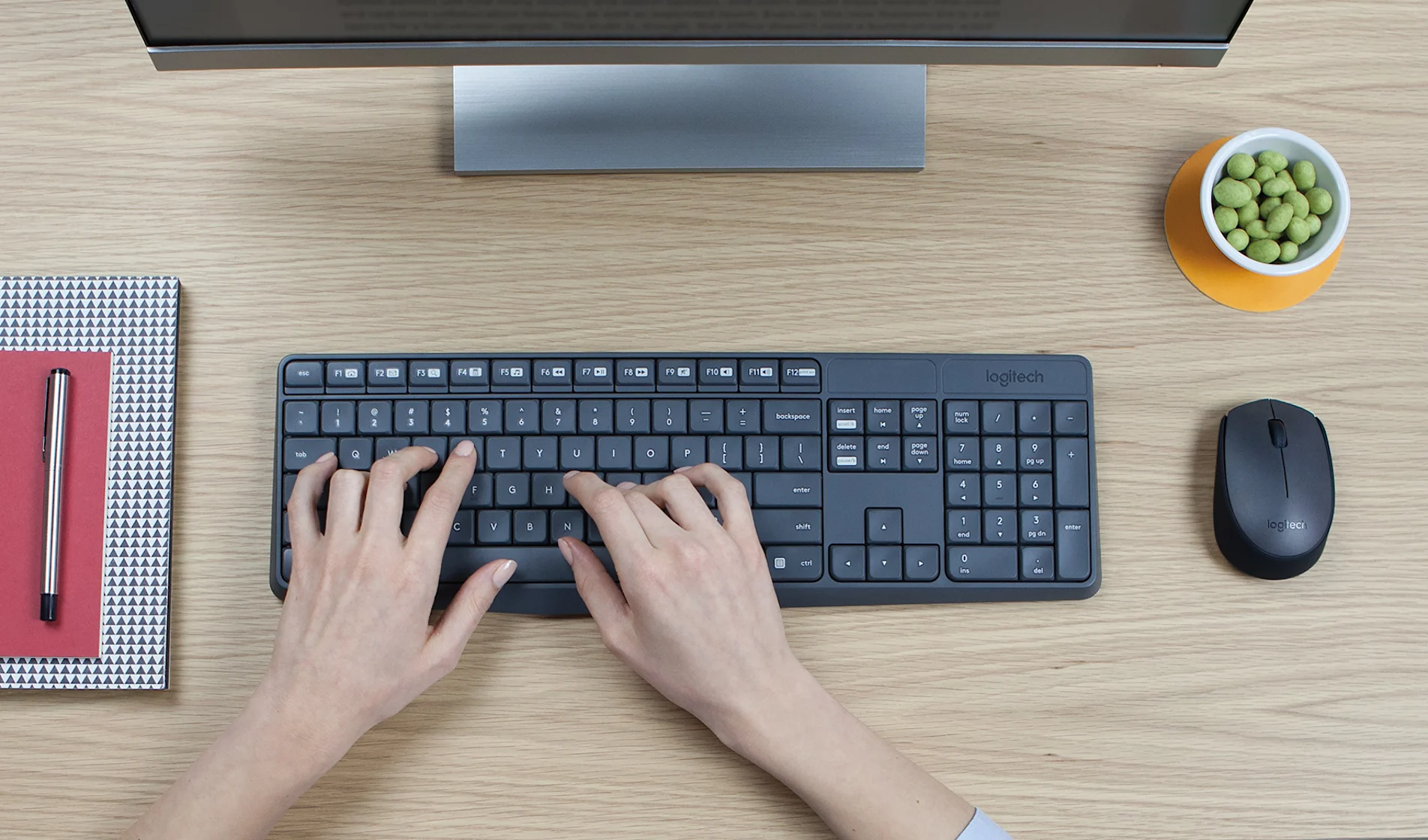 Logitech MK235 teclado completo en uso
