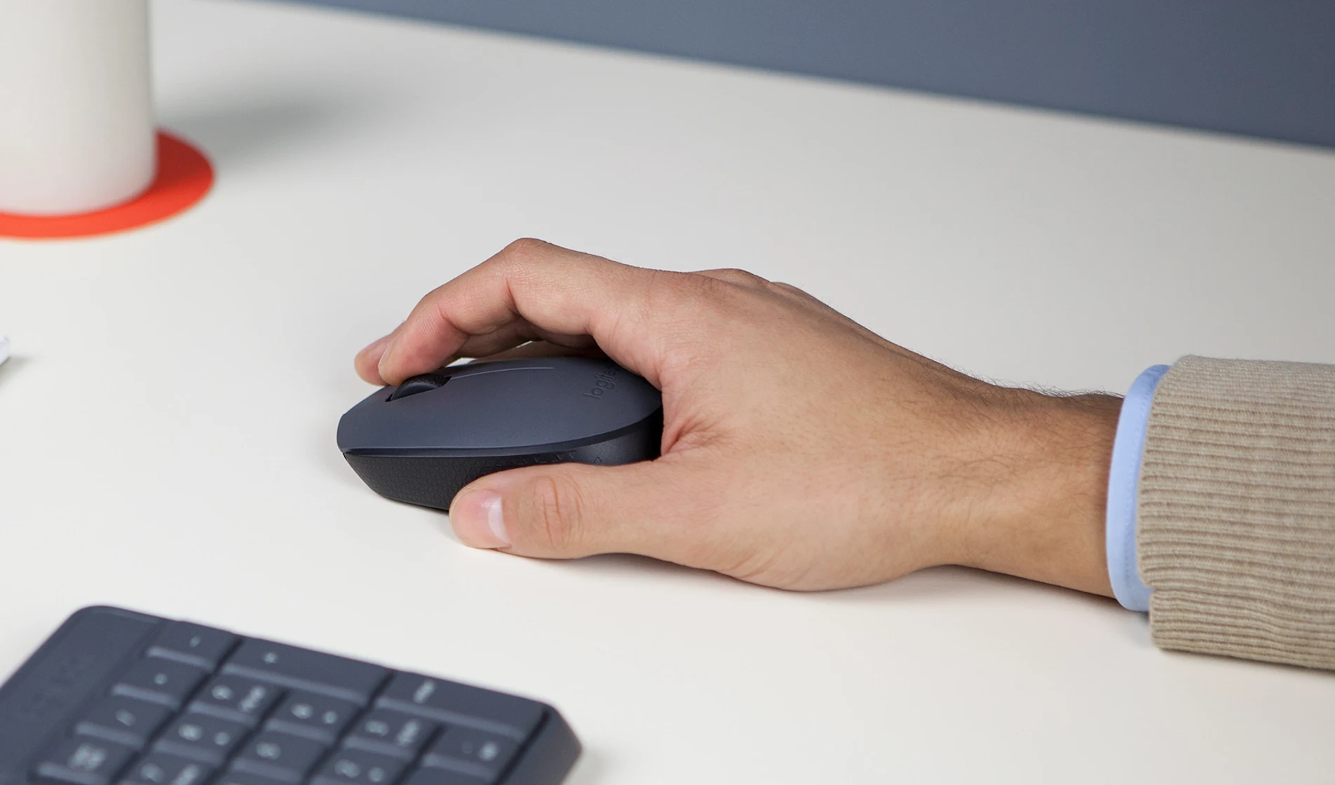 Mouse inalámbrico Logitech MK235 en uso