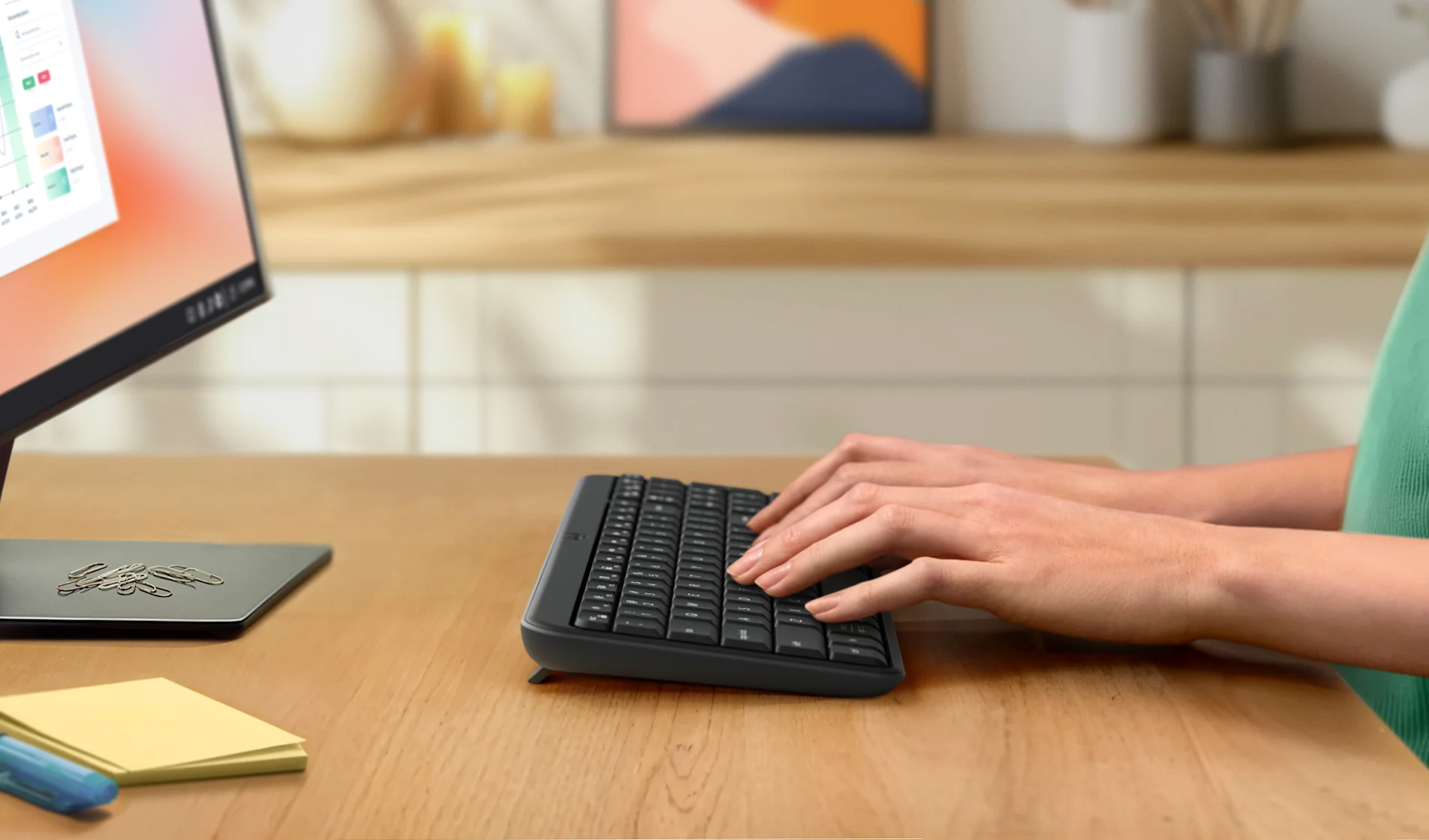 Manos escribiendo en Logitech K250 Grafito