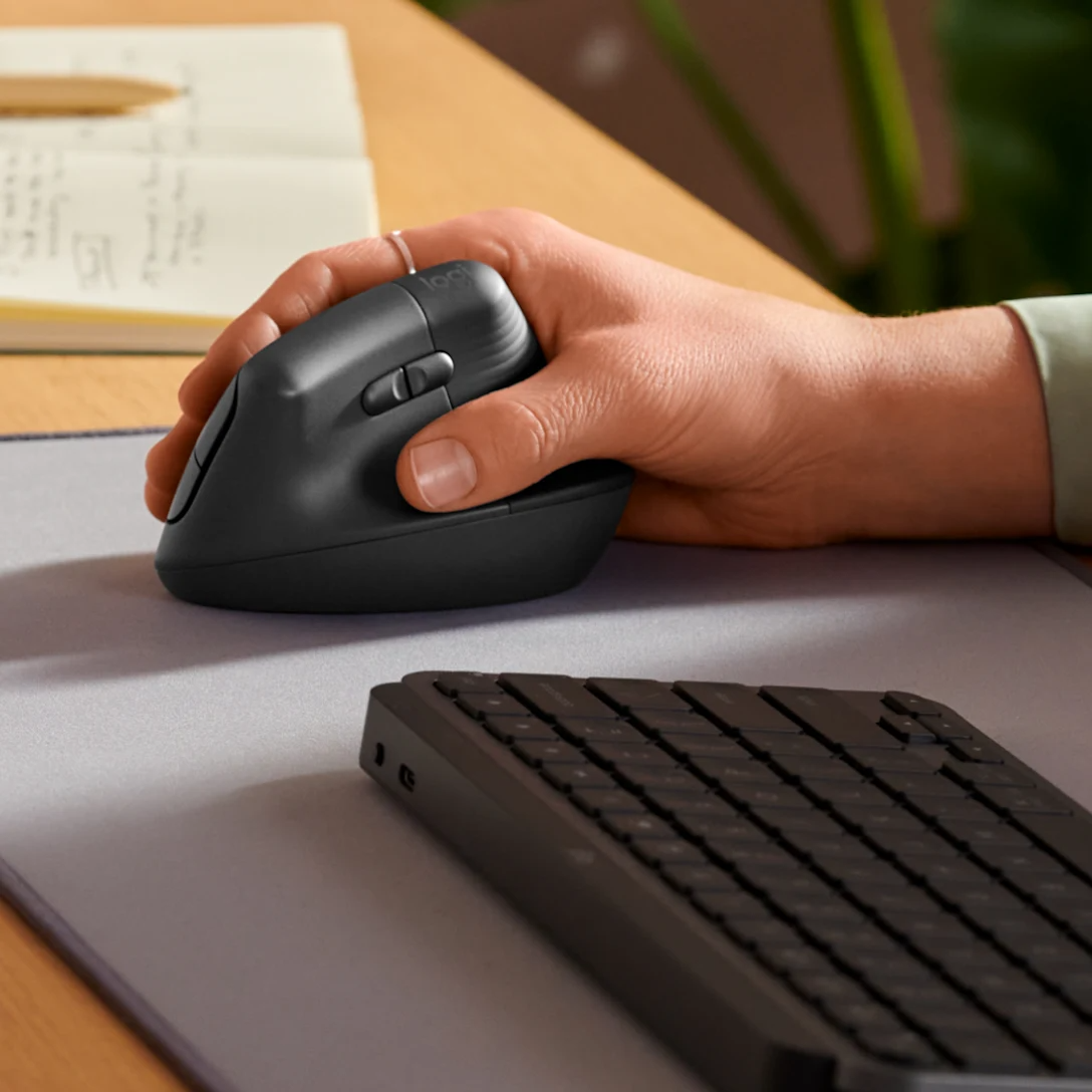 Logitech Lift para mano derecha en uso