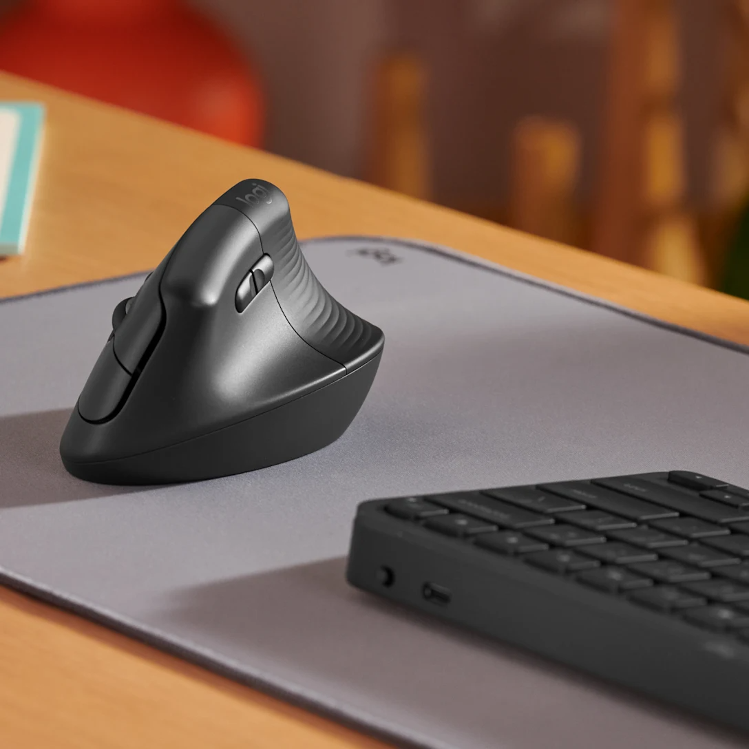 Logitech Lift grafito en escritorio