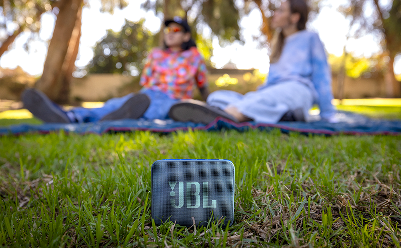 JBL Go Essential 2 en uso al aire libre en parque