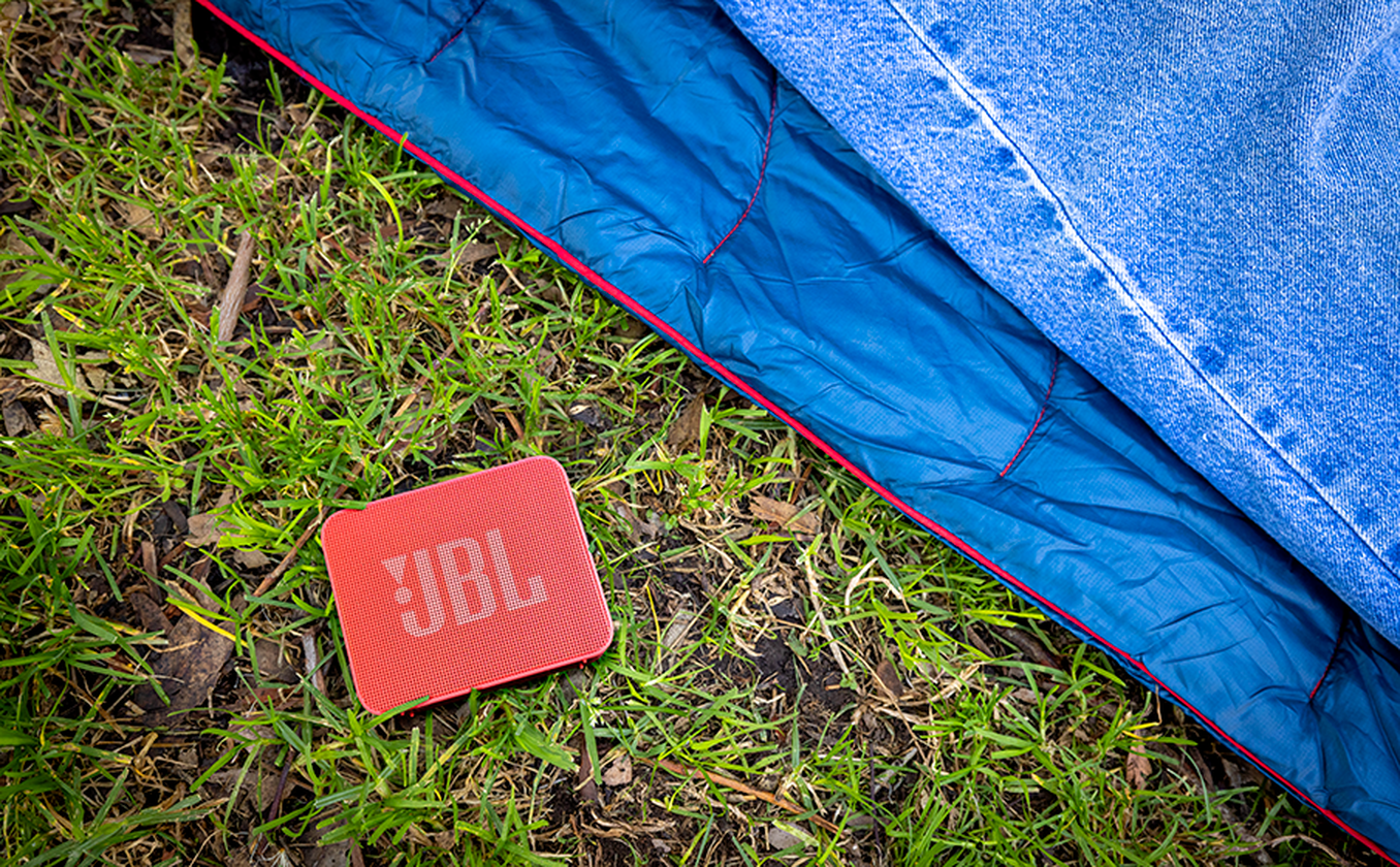 JBL Go Essential 2 rojo en uso al aire libre