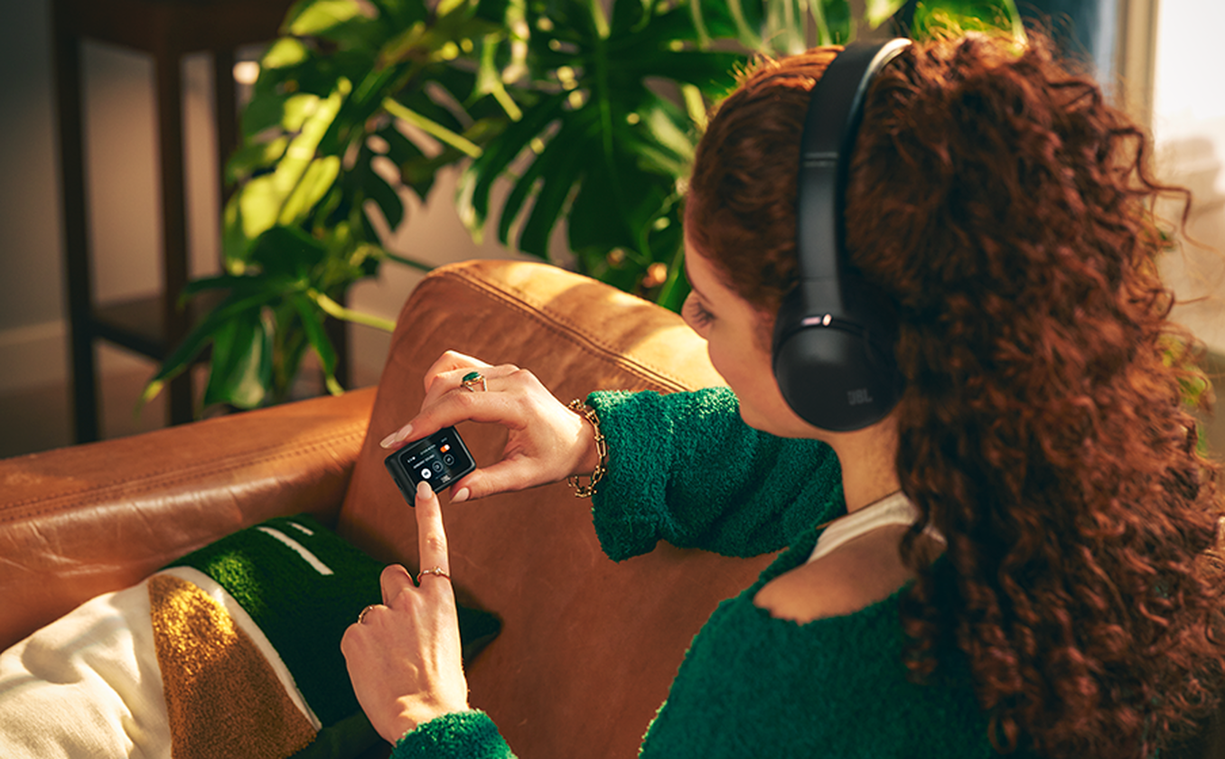 JBL Tour One M3 Smart Tx con control de sonido ambiente desde Smart Tx