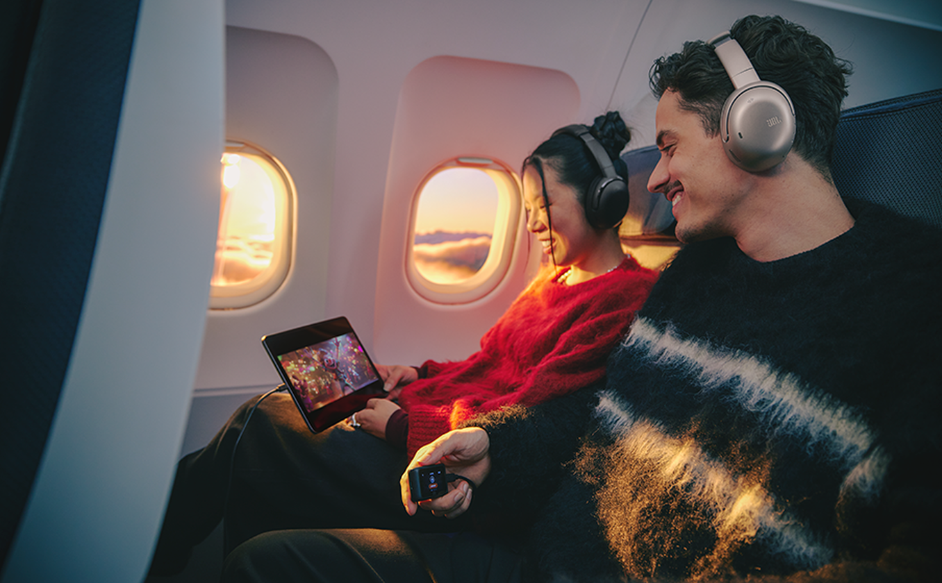 JBL Tour One M3 Smart Tx compartiendo audio mediante Auracast durante un viaje