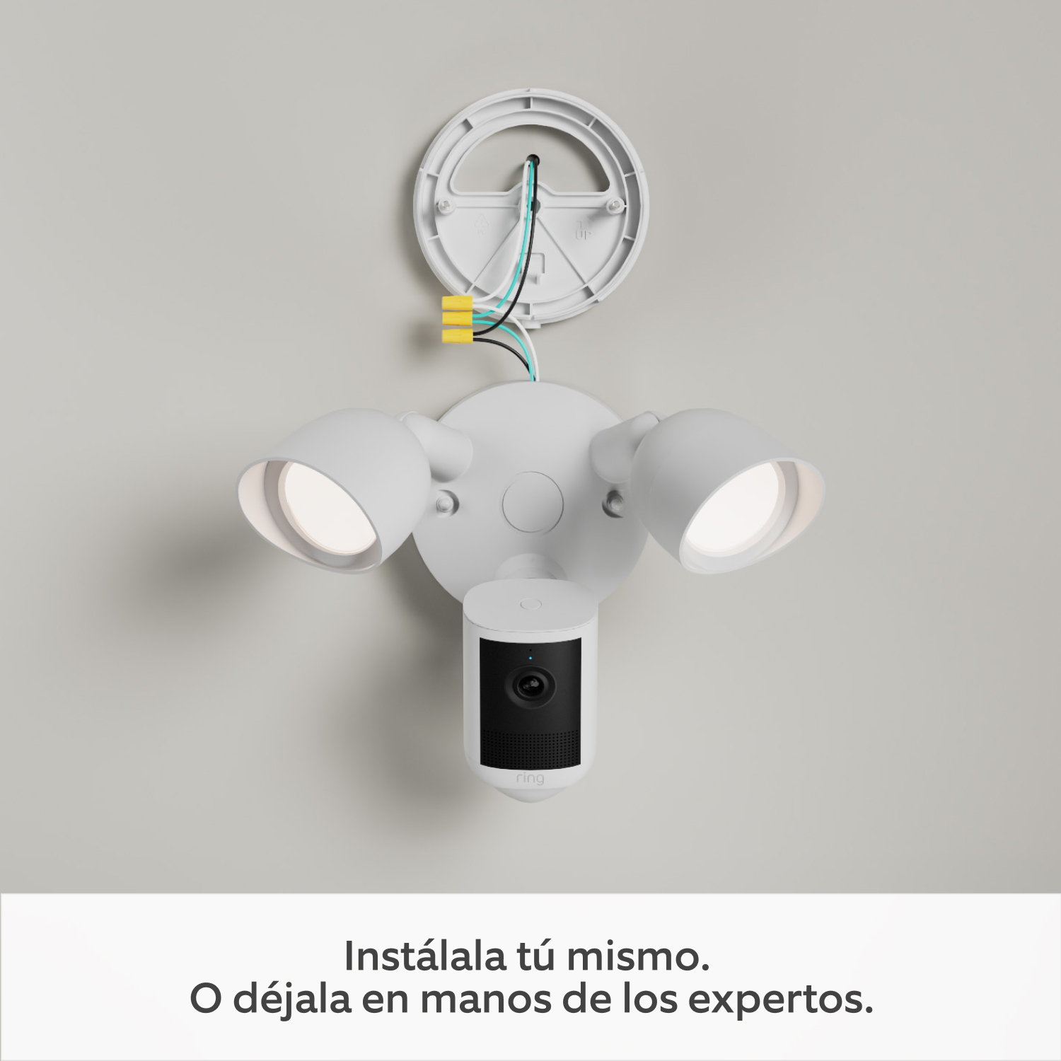 Ring Floodlight Camera 2K blanca audio bidireccional y sirena