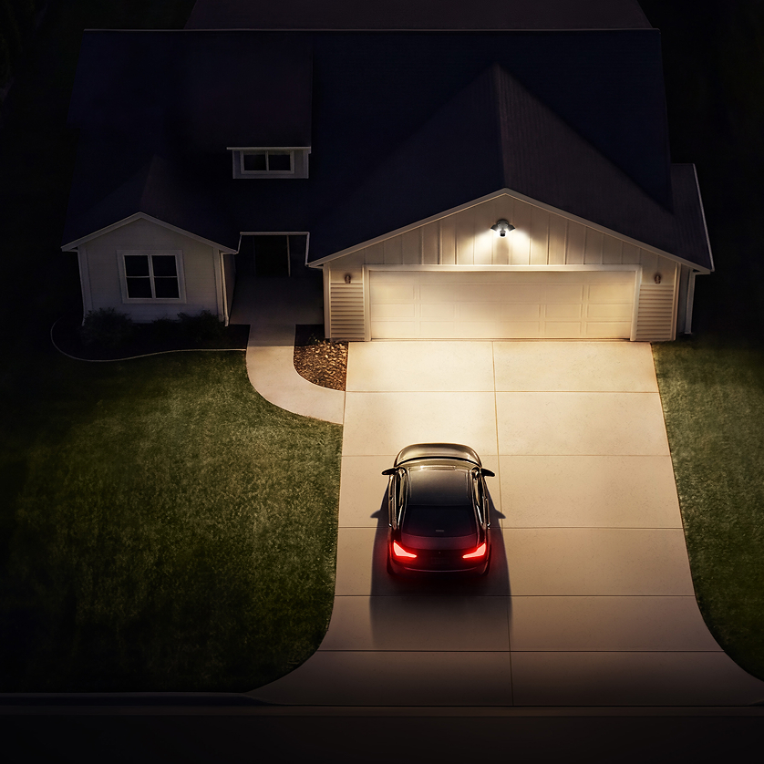 Ring Floodlight Camera 2K blanca instalada en exterior