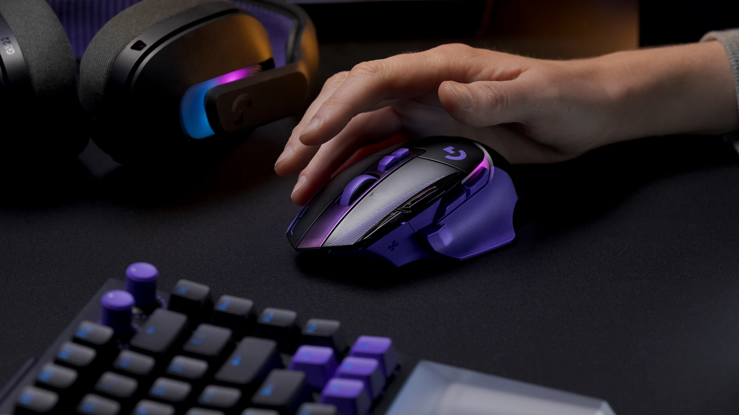 Logitech G502 X Plus Dark Lilac lifestyle LIGHTSPEED y LIGHTFORCE