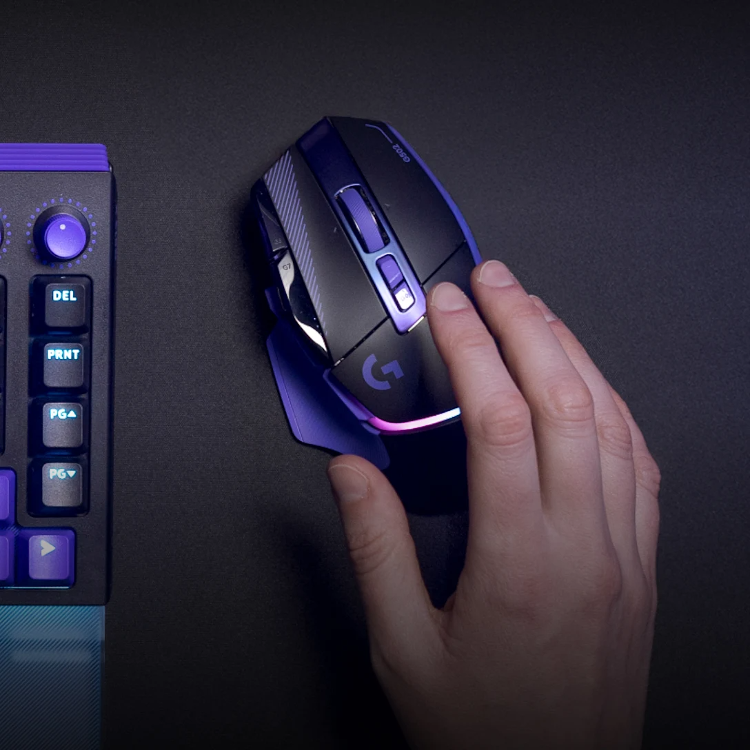 Logitech G502 X Plus Dark Lilac lifestyle LIGHTSYNC RGB