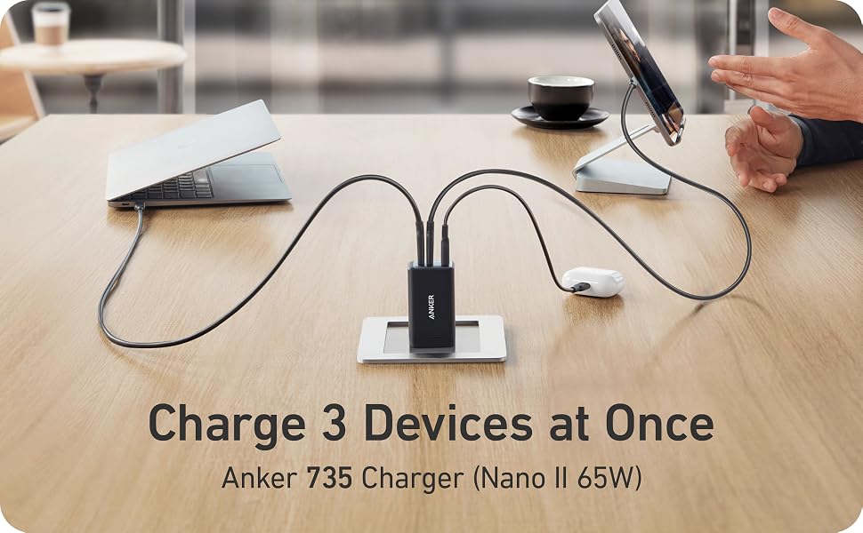 Anker 735 cargando tres dispositivos