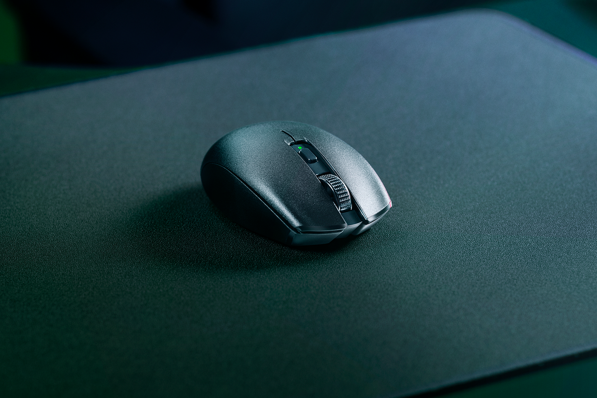 Razer Orochi V2 2026 Black, imagen lifestyle promocional