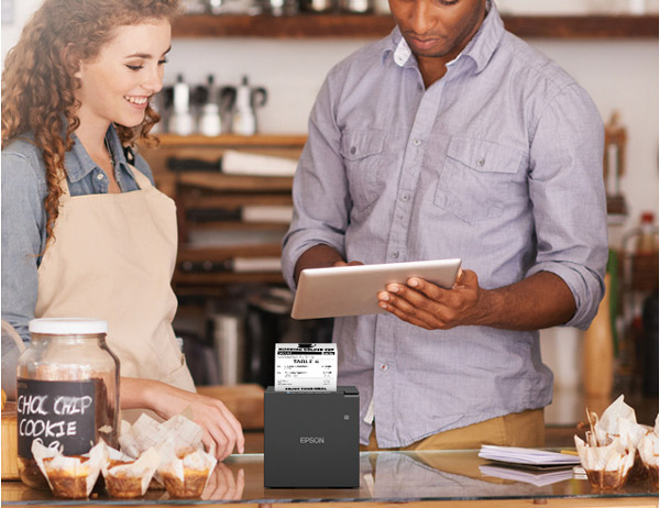 Epson TM-m30III instalada en cafetería junto a una tablet POS, imagen Epson