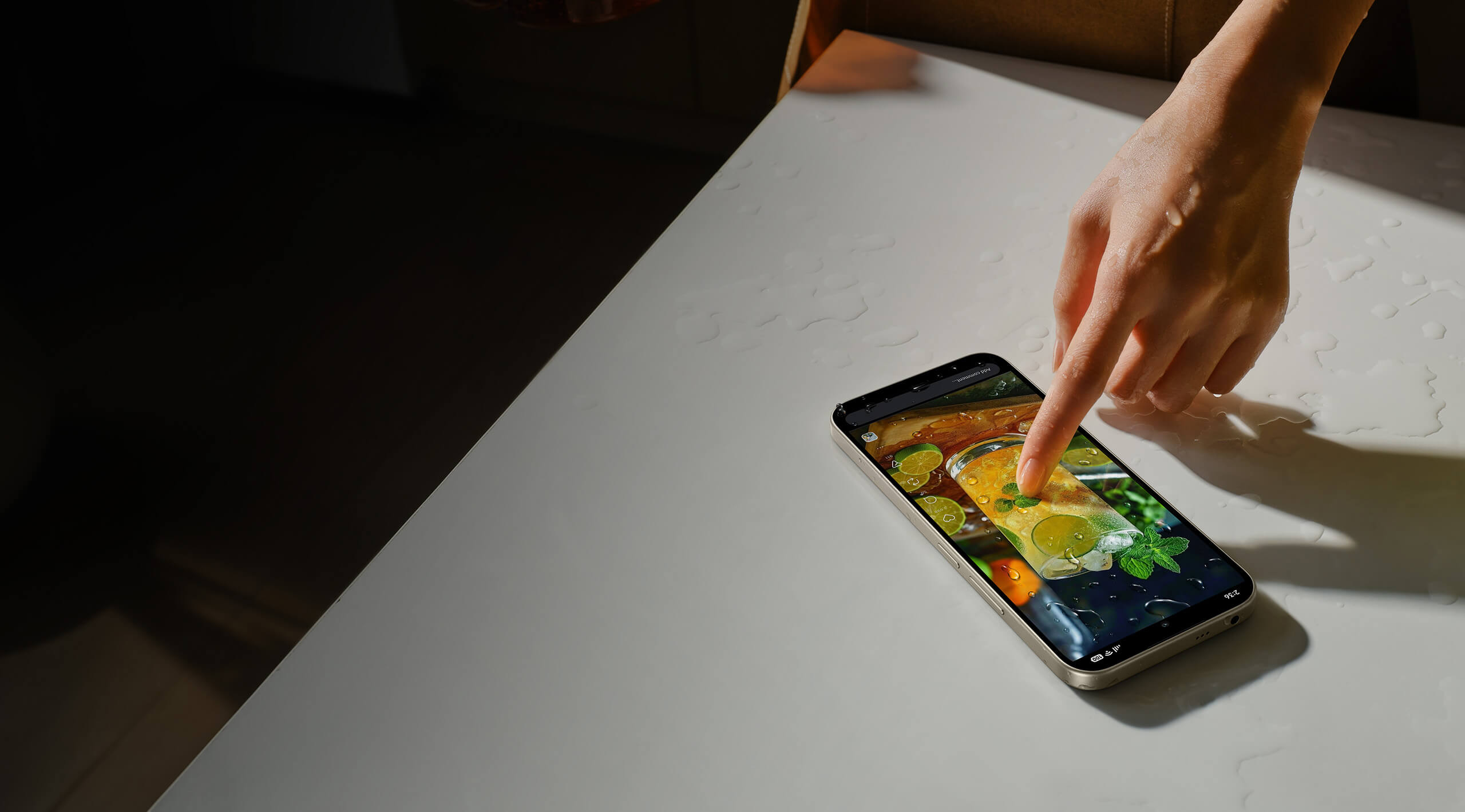 Material oficial Xiaomi mostrando uso de pantalla en condiciones húmedas, imagen ilustrativa