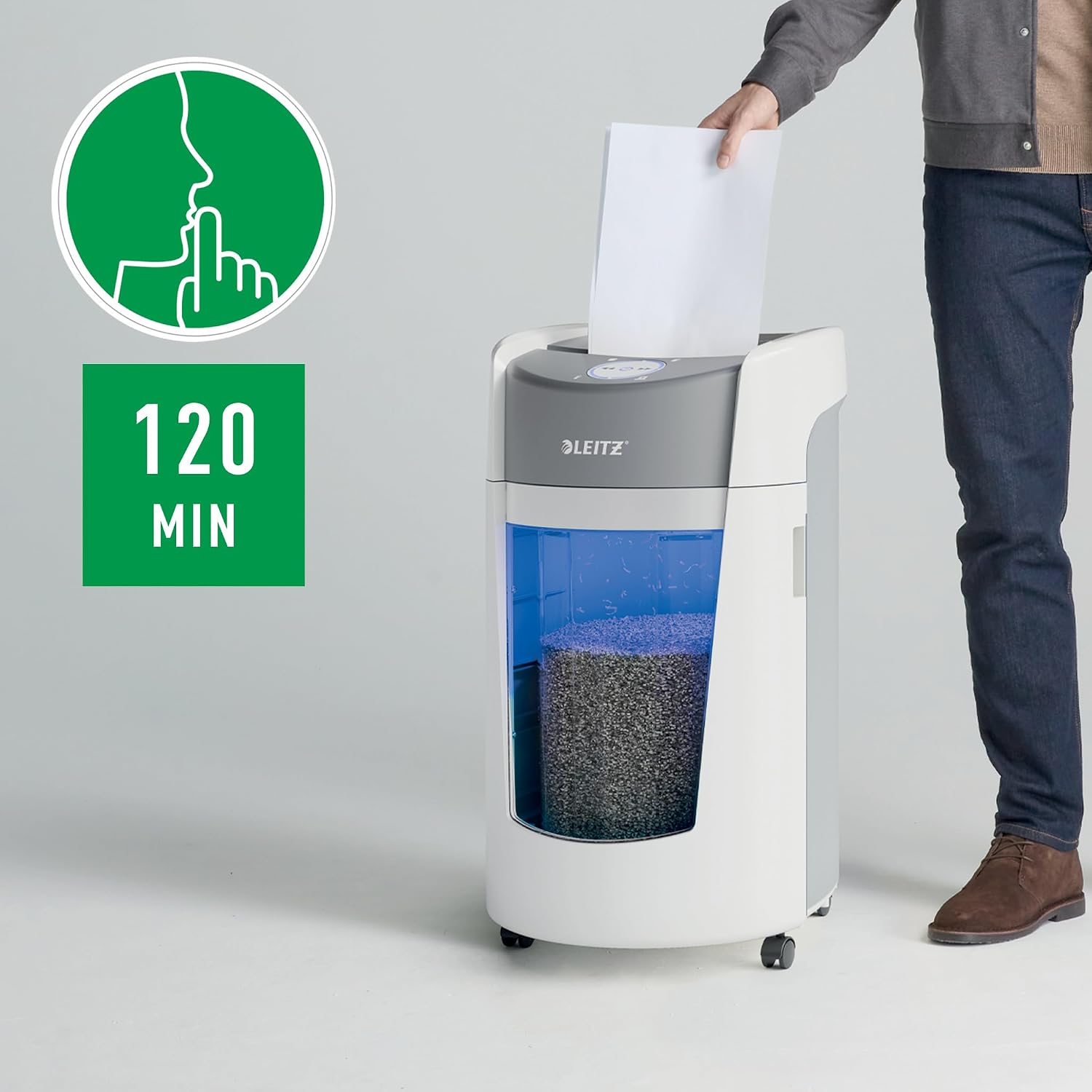 Leitz IQ OptiMax Office P5 en uso para destruir documentos