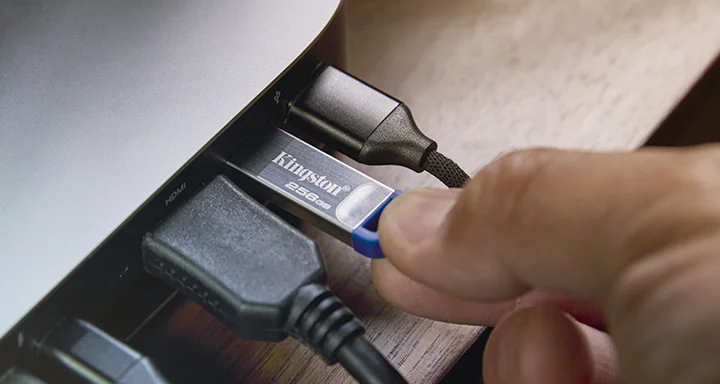 Vista adicional oficial de la familia Kingston DataTraveler Kyson G2, estructura metálica USB-A