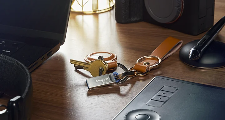 Kingston DataTraveler Kyson G2 de 512GB en un llavero sobre escritorio, fotografía oficial