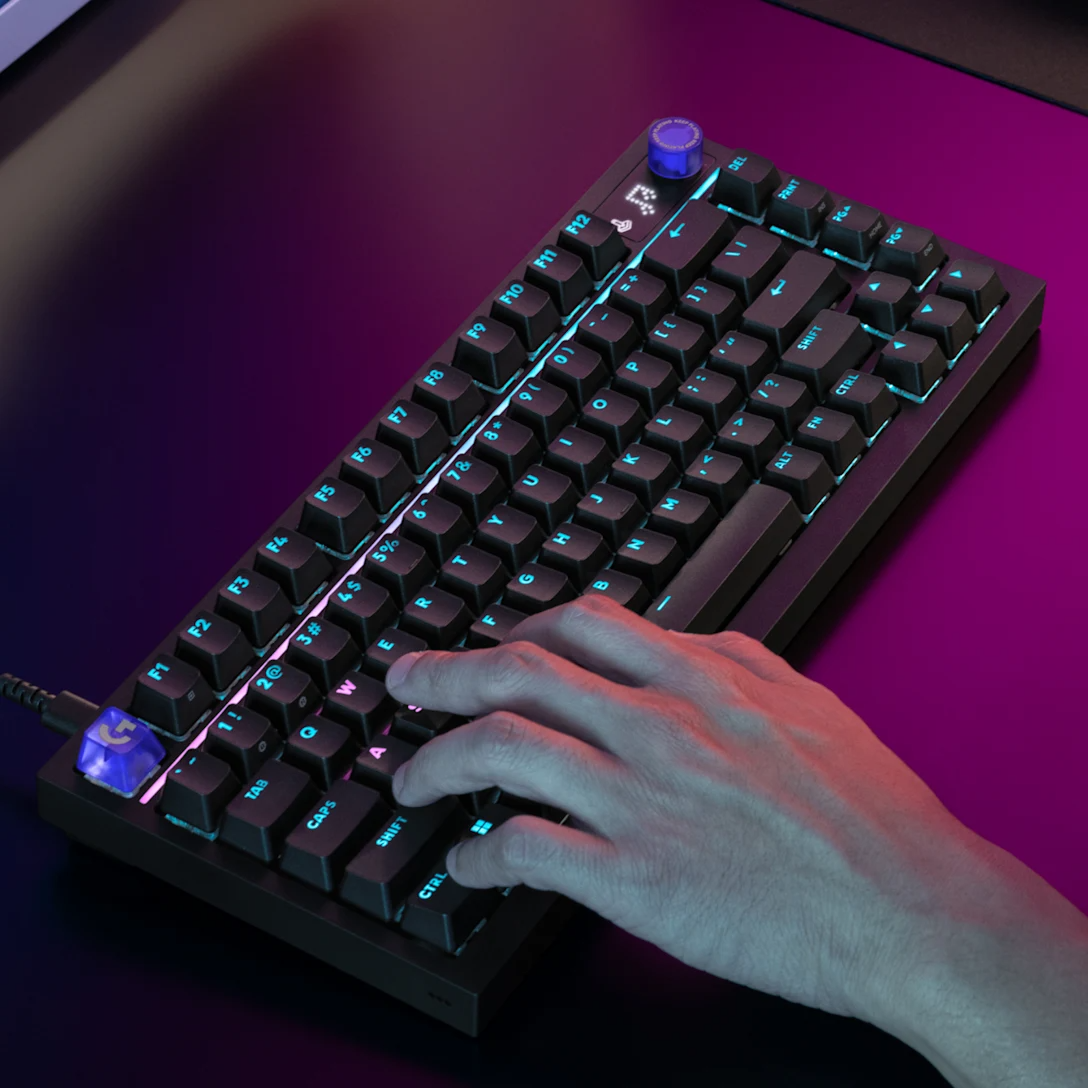 Logitech G316 X 75 negro fotografía lifestyle en escritorio gamer