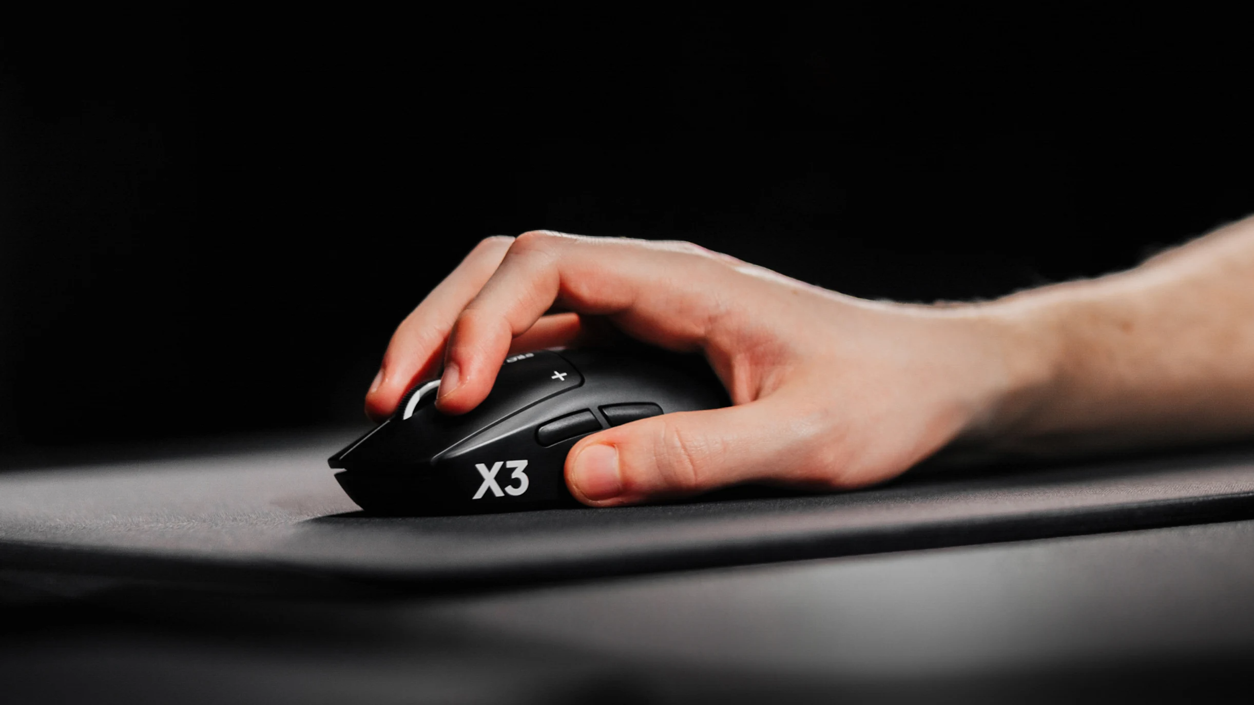 Logitech G PRO X3 SUPERSTRIKE Negro Medianoche en una escena de uso gamer